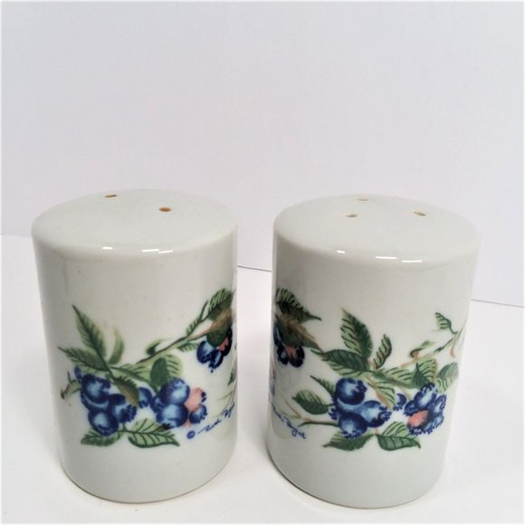 Vintage Otagiri Salt & Pepper Shaker Set Blueberries Japan Collectable Ceramic - Picture 1 of 5